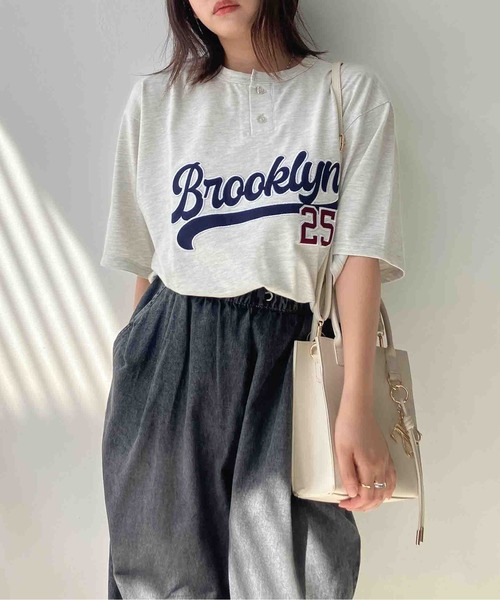 AS KNOW AS plus(アズノゥアズプラス)の「〇ヘンリーネック フロントロゴビッグサイズTシャツ【UNISEX ITEM】(Tシャツ/カットソー・レディース・オートミール/ブラック/ダークグリーン・FREE)」の4枚目の写真