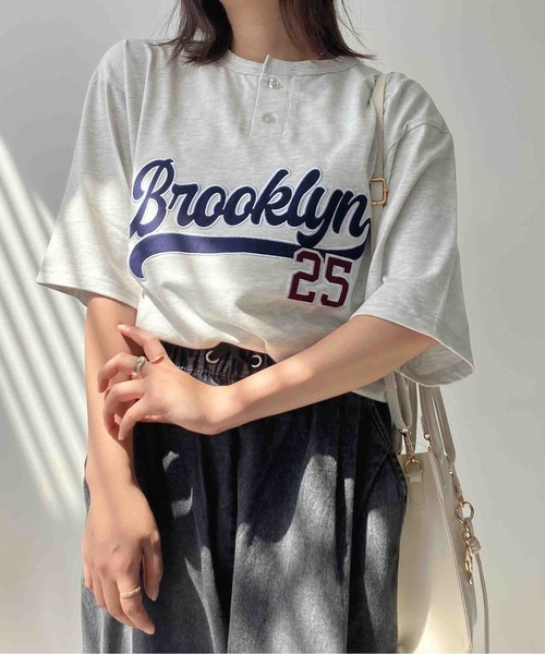 AS KNOW AS plus(アズノゥアズプラス)の「〇ヘンリーネック フロントロゴビッグサイズTシャツ【UNISEX ITEM】(Tシャツ/カットソー・レディース・オートミール/ブラック/ダークグリーン・FREE)」の5枚目の写真
