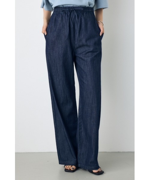 AZUL by moussy(アズールバイマウジー)の「【セットアップ対応】【身長/骨格別着用画像あり】ライトオンスデニムイージーパンツ(デニムパンツ・レディース・オフホワイト/ワンウォッシュ/ブルー・MEDIUM/SMALL)」の1枚目の写真