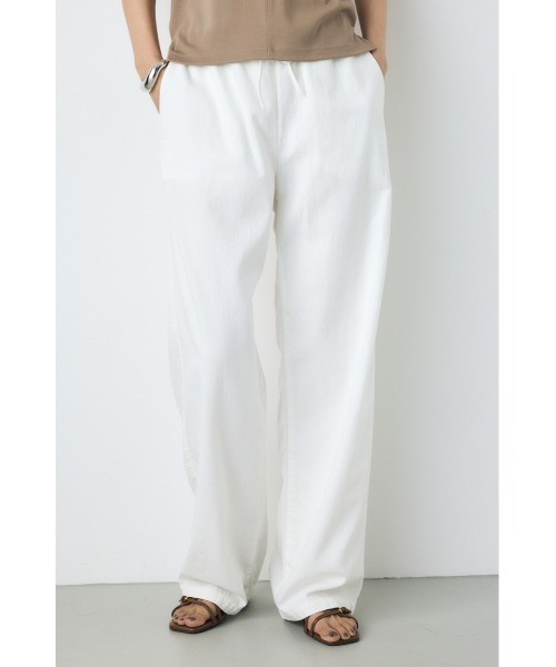 AZUL by moussy(アズールバイマウジー)の「【セットアップ対応】【身長/骨格別着用画像あり】ライトオンスデニムイージーパンツ(デニムパンツ・レディース・オフホワイト/ワンウォッシュ/ブルー・MEDIUM/SMALL)」の4枚目の写真