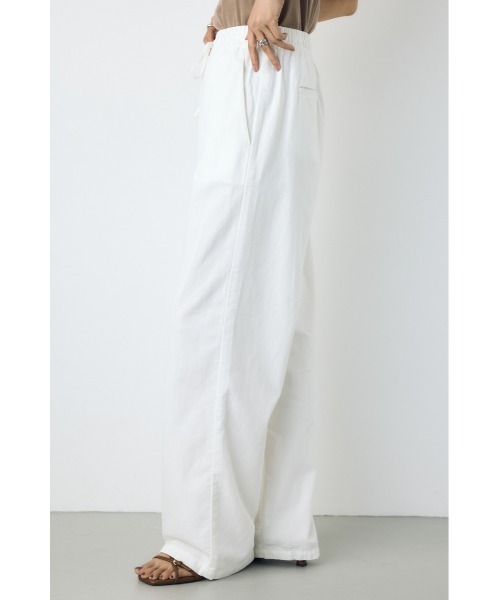 AZUL by moussy(アズールバイマウジー)の「【セットアップ対応】【身長/骨格別着用画像あり】ライトオンスデニムイージーパンツ(デニムパンツ・レディース・オフホワイト/ワンウォッシュ/ブルー・MEDIUM/SMALL)」の5枚目の写真