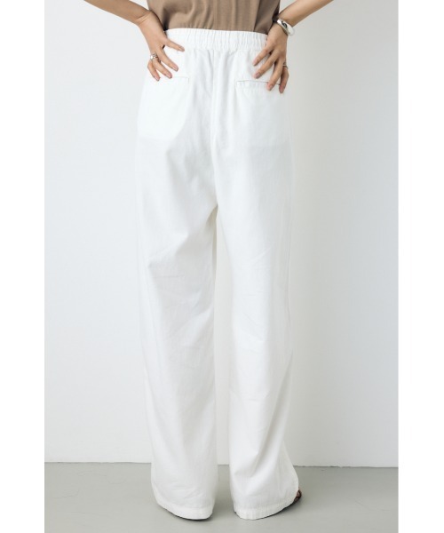 AZUL by moussy(アズールバイマウジー)の「【セットアップ対応】【身長/骨格別着用画像あり】ライトオンスデニムイージーパンツ(デニムパンツ・レディース・オフホワイト/ワンウォッシュ/ブルー・MEDIUM/SMALL)」の6枚目の写真