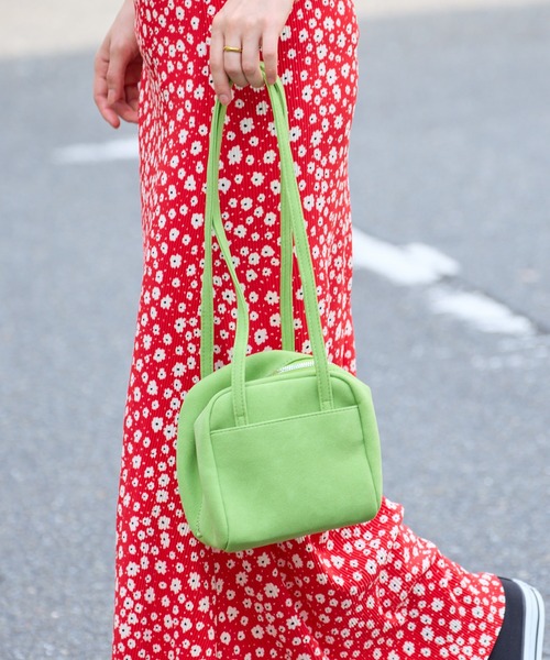 Chick(チック)の「Round Faux Leather Mini Handbag / ラウンド型 フェイクレザーミニ ハンドバッグ レディース コンパクト ガーリー フェミニン 秋 秋服 2026年秋冬(ショルダーバッグ・レディース・パープル/ピンク/イエロー/ブルー/グリーン・FREE)」の21枚目の写真