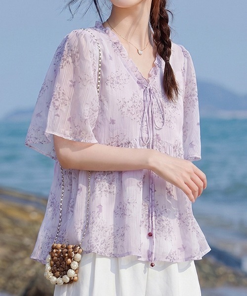 AMAJI（アマジ）の「フロントリボン フリル 総柄フラワー 半袖ブラウス（シャツ/ブラウス・レディース・パープル・MEDIUM/LARGE/X-LARGE）」の2枚目の写真