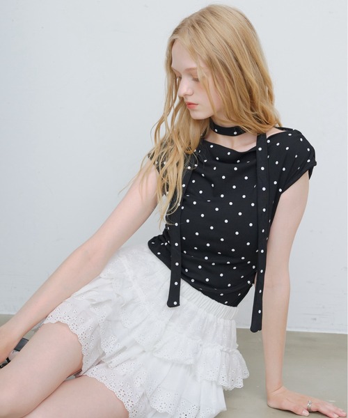 HEIREN(ヘイレーン)の「チョーカー付きドットドレープトップス(Tシャツ/カットソー・レディース・ブラック/オフホワイト・FREE)」の1枚目の写真
