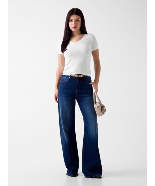 Guess(ゲス)の「MINI Logo V-Neck Tee Tシャツ Vネック(Tシャツ/カットソー・レディース・ブラック/ホワイト・SMALL/X-SMALL/LARGE/MEDIUM)」の5枚目の写真