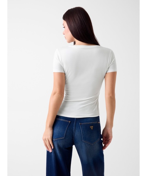 Guess(ゲス)の「MINI Logo V-Neck Tee Tシャツ Vネック(Tシャツ/カットソー・レディース・ブラック/ホワイト・SMALL/X-SMALL/LARGE/MEDIUM)」の3枚目の写真