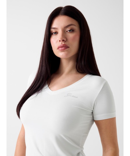 Guess(ゲス)の「MINI Logo V-Neck Tee Tシャツ Vネック(Tシャツ/カットソー・レディース・ブラック/ホワイト・SMALL/X-SMALL/LARGE/MEDIUM)」の4枚目の写真