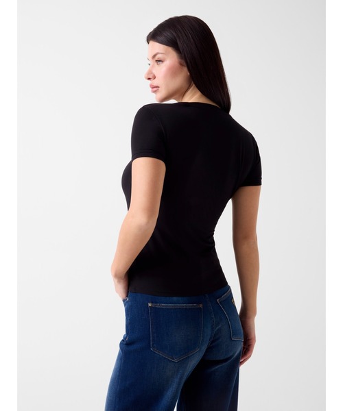 Guess(ゲス)の「MINI Logo V-Neck Tee Tシャツ Vネック(Tシャツ/カットソー・レディース・ブラック/ホワイト・SMALL/X-SMALL/LARGE/MEDIUM)」の7枚目の写真