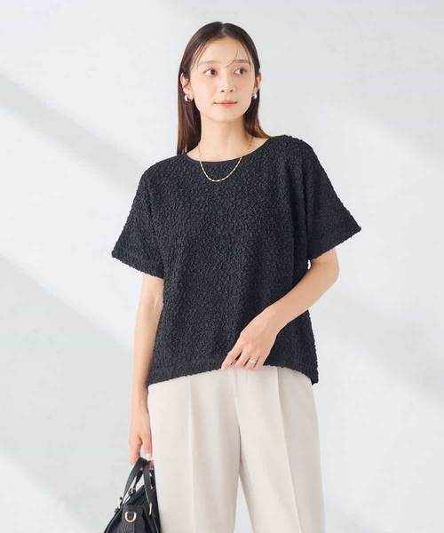 a.v.v(アーヴェヴェ)の「タックフォルムポコポコトップス(Tシャツ/カットソー・レディース・ブラック/アイボリー/クリーム・40/38/36)」の1枚目の写真