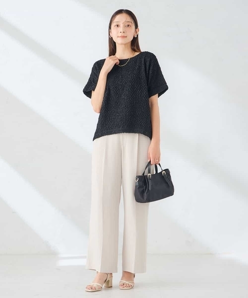 a.v.v(アーヴェヴェ)の「タックフォルムポコポコトップス(Tシャツ/カットソー・レディース・ブラック/アイボリー/クリーム・40/38/36)」の11枚目の写真