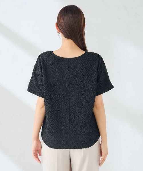 a.v.v(アーヴェヴェ)の「タックフォルムポコポコトップス(Tシャツ/カットソー・レディース・ブラック/アイボリー/クリーム・40/38/36)」の15枚目の写真