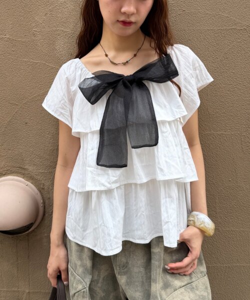 w closet（ダブルクローゼット）の「2WAYリボンブラウス（シャツ/ブラウス・レディース・オフホワイト/サックスブルー/ホワイト系その他/ブラック系その他・FREE）」の2枚目の写真