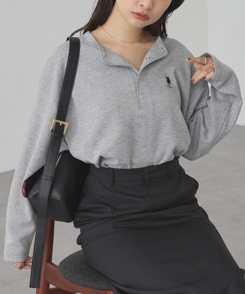 U.S. POLO ASSN.(ユーエスポロアッスン)の「U.S. POLO ASSN./ユーエスポロアッスン 別注 ロゴ刺繍 ワッフルヘンリーネックロンT(Tシャツ/カットソー・レディース・ブラック×ホワイト/杢グレー/ネイビー/ブラック/レッド/オフホワイト・L/M)」の4枚目の写真