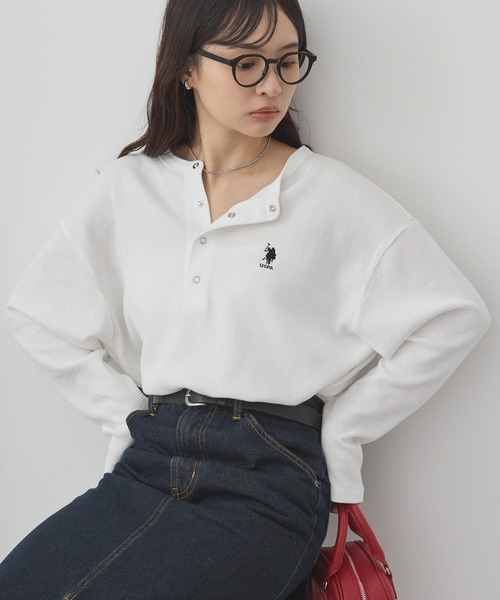 U.S. POLO ASSN.(ユーエスポロアッスン)の「U.S. POLO ASSN./ユーエスポロアッスン 別注 ロゴ刺繍 ワッフルヘンリーネックロンT(Tシャツ/カットソー・レディース・ブラック×ホワイト/杢グレー/ネイビー/ブラック/レッド/オフホワイト・L/M)」の1枚目の写真