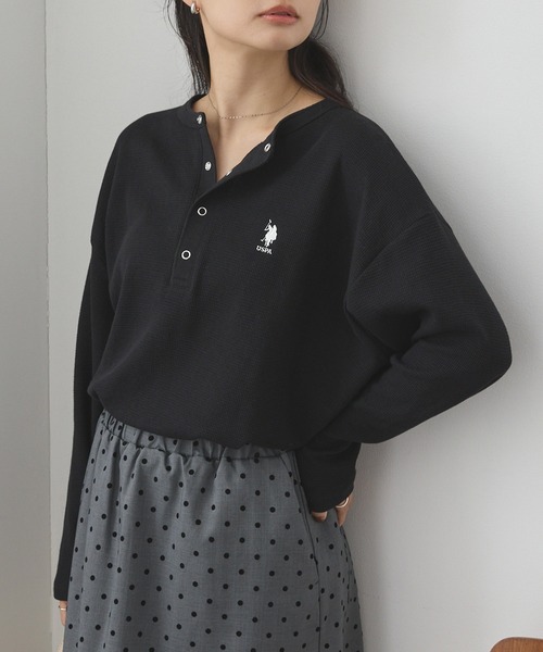 U.S. POLO ASSN.(ユーエスポロアッスン)の「U.S. POLO ASSN./ユーエスポロアッスン 別注 ロゴ刺繍 ワッフルヘンリーネックロンT(Tシャツ/カットソー・レディース・ブラック×ホワイト/杢グレー/ネイビー/ブラック/レッド/オフホワイト・L/M)」の2枚目の写真