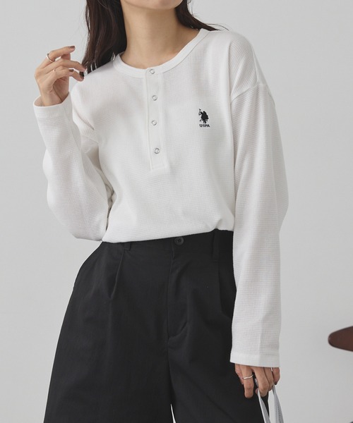 U.S. POLO ASSN.(ユーエスポロアッスン)の「U.S. POLO ASSN./ユーエスポロアッスン 別注 ロゴ刺繍 ワッフルヘンリーネックロンT(Tシャツ/カットソー・レディース・ブラック×ホワイト/杢グレー/ネイビー/ブラック/レッド/オフホワイト・L/M)」の11枚目の写真