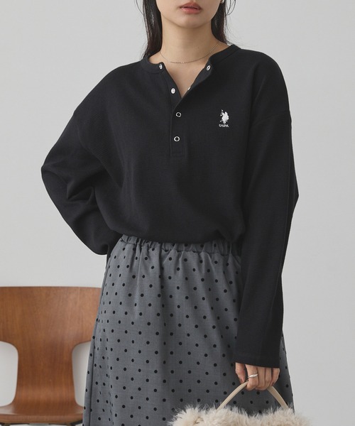 U.S. POLO ASSN.(ユーエスポロアッスン)の「U.S. POLO ASSN./ユーエスポロアッスン 別注 ロゴ刺繍 ワッフルヘンリーネックロンT(Tシャツ/カットソー・レディース・ブラック×ホワイト/杢グレー/ネイビー/ブラック/レッド/オフホワイト・L/M)」の16枚目の写真