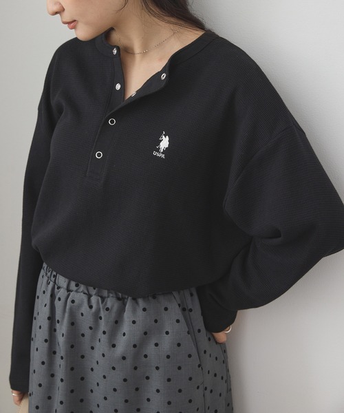 U.S. POLO ASSN.(ユーエスポロアッスン)の「U.S. POLO ASSN./ユーエスポロアッスン 別注 ロゴ刺繍 ワッフルヘンリーネックロンT(Tシャツ/カットソー・レディース・ブラック×ホワイト/杢グレー/ネイビー/ブラック/レッド/オフホワイト・L/M)」の17枚目の写真