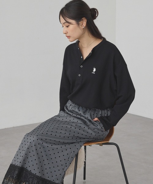 U.S. POLO ASSN.(ユーエスポロアッスン)の「U.S. POLO ASSN./ユーエスポロアッスン 別注 ロゴ刺繍 ワッフルヘンリーネックロンT(Tシャツ/カットソー・レディース・ブラック×ホワイト/杢グレー/ネイビー/ブラック/レッド/オフホワイト・L/M)」の18枚目の写真