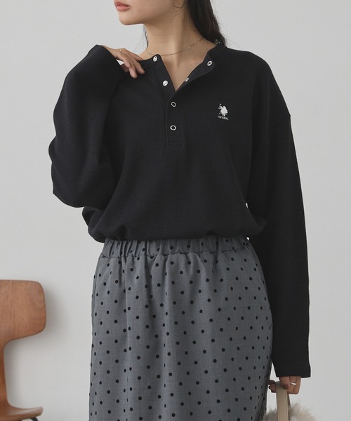 U.S. POLO ASSN.(ユーエスポロアッスン)の「U.S. POLO ASSN./ユーエスポロアッスン 別注 ロゴ刺繍 ワッフルヘンリーネックロンT(Tシャツ/カットソー・レディース・ブラック×ホワイト/杢グレー/ネイビー/ブラック/レッド/オフホワイト・L/M)」の19枚目の写真