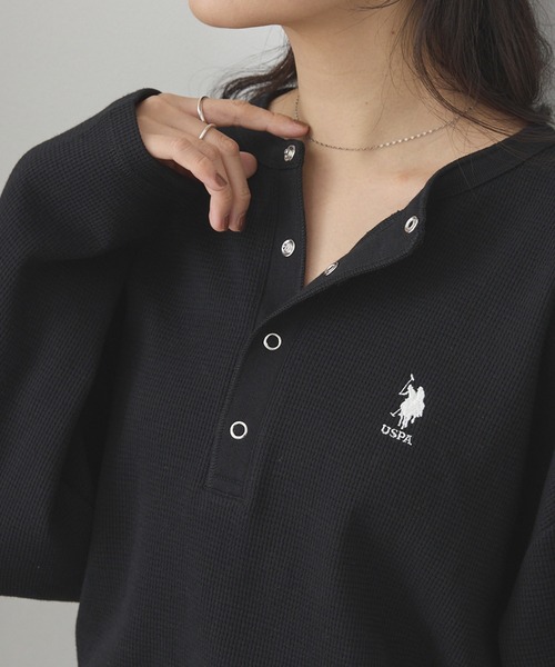U.S. POLO ASSN.(ユーエスポロアッスン)の「U.S. POLO ASSN./ユーエスポロアッスン 別注 ロゴ刺繍 ワッフルヘンリーネックロンT(Tシャツ/カットソー・レディース・ブラック×ホワイト/杢グレー/ネイビー/ブラック/レッド/オフホワイト・L/M)」の21枚目の写真