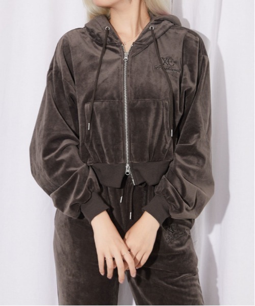 GORGE(ゴージ)の「【セットアップコーデ可能】ベロア刺しゅうジップパーカー|全3色(パーカー・レディース・ブラック/ピンク/ブラウン・F)」の3枚目の写真