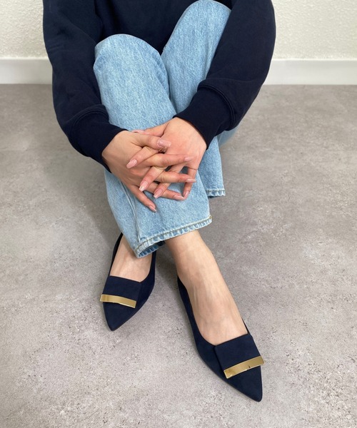 MAMIAN(マミアン)の「ポインテッドトゥ プレートバックル付き フラットパンプス(パンプス・レディース・ブラック/ダークネイビー/チャコール・24.0cm/23.5cm/23.0cm/22.5cm/25.0cm/24.5cm)」の3枚目の写真