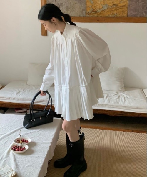 SHERU(シェル)の「裾プリーツ ノーカラーペプラムボリュームスリーブワンピース(シャツワンピース・レディース・ホワイト・M)」の3枚目の写真
