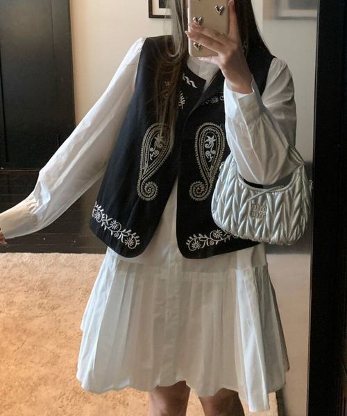 SHERU(シェル)の「裾プリーツ ノーカラーペプラムボリュームスリーブワンピース(シャツワンピース・レディース・ホワイト・M)」の5枚目の写真