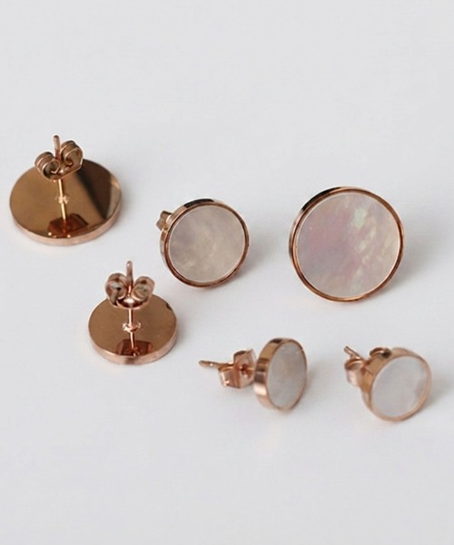 CERCA（チェルカ）の「SARINOHANA/サークルシェルピアス/サージカルステンレス（ピアス（両耳用）・レディース・ピンクゴールド・SMALL/LARGE/MEDIUM）」の3枚目の写真