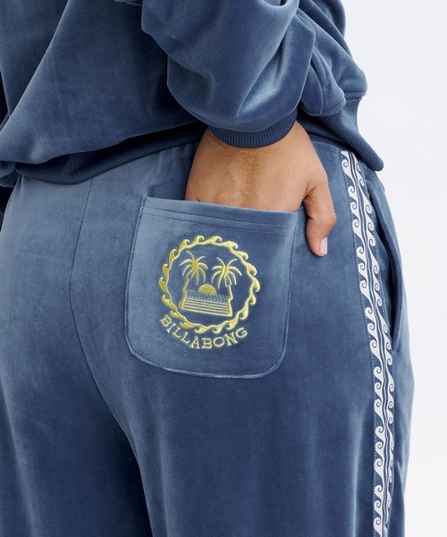 BILLABONG(ビラボン)の「BILLABONG ウィメンズ SURF CAMP PALM 73 LONG PANTS ロングパンツ 【2026年秋冬モデル】/ビラボンベロアワイドパンツ(セットアップ対応可)(その他パンツ・レディース・エメラルド/ブルー系その他/アイボリー・LARGE/MEDIUM)」の4枚目の写真