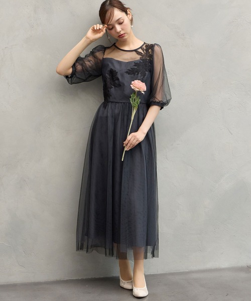 AIMER(エメ)の「アシンメトリーモチーフレースチュールパフスリーブパーティードレス(ドレス・レディース・ブルーグレー/ピンクベージュ/ダークグレー・MEDIUM)」の2枚目の写真
