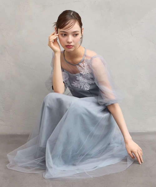 AIMER(エメ)の「アシンメトリーモチーフレースチュールパフスリーブパーティードレス(ドレス・レディース・ブルーグレー/ピンクベージュ/ダークグレー・MEDIUM)」の1枚目の写真
