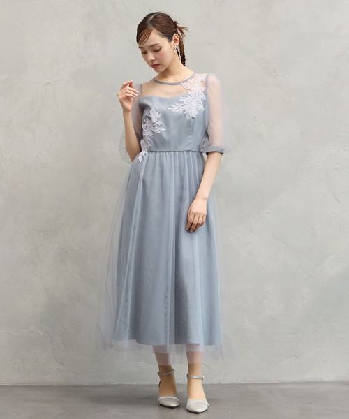 AIMER(エメ)の「アシンメトリーモチーフレースチュールパフスリーブパーティードレス(ドレス・レディース・ブルーグレー/ピンクベージュ/ダークグレー・MEDIUM)」の4枚目の写真