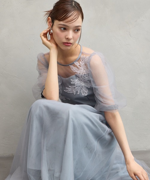 AIMER(エメ)の「アシンメトリーモチーフレースチュールパフスリーブパーティードレス(ドレス・レディース・ブルーグレー/ピンクベージュ/ダークグレー・MEDIUM)」の5枚目の写真