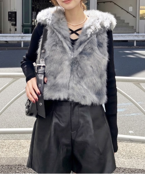 FUN(ファン)の「ファーフードベスト(その他アウター・レディース・アイボリー/グレー系/ブラック・FREE)」の3枚目の写真