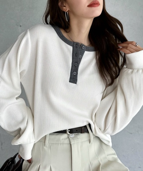 TREOVER（トレオーバー）の「ショート丈 バイカラーヘンリーネックワッフルプルオーバー（Tシャツ/カットソー・レディース・オフホワイト/杢グレー/ライトブルー/ブラウン・FREE）」の2枚目の写真