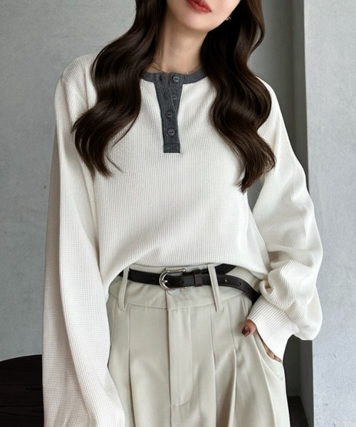 TREOVER（トレオーバー）の「ショート丈 バイカラーヘンリーネックワッフルプルオーバー（Tシャツ/カットソー・レディース・オフホワイト/杢グレー/ライトブルー/ブラウン・FREE）」の5枚目の写真