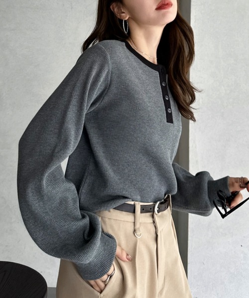 TREOVER（トレオーバー）の「ショート丈 バイカラーヘンリーネックワッフルプルオーバー（Tシャツ/カットソー・レディース・オフホワイト/杢グレー/ライトブルー/ブラウン・FREE）」の9枚目の写真