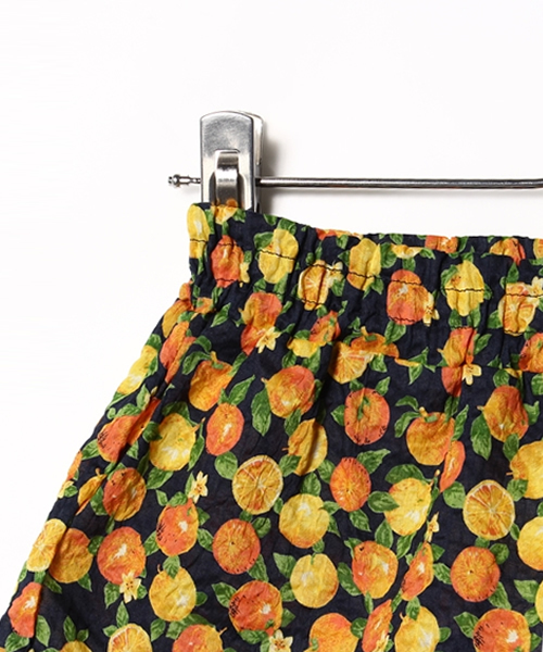 CHUBBYGANG（チャビーギャング）の「オレンジ柄　フリルショートパンツ（その他パンツ・キッズ・ネイビー/ホワイト・140/160/150）」の4枚目の写真