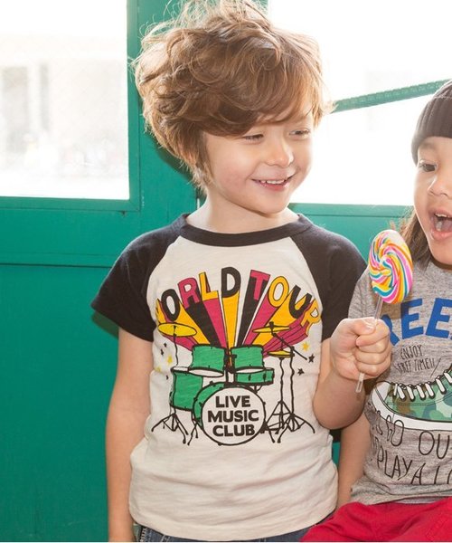 BREEZE(ブリーズ)の「ネット限定バンドTシャツ(Tシャツ/カットソー・キッズ・キナリ/レッド/ブラック・95/120/140/90/80/100/110/130)」の1枚目の写真