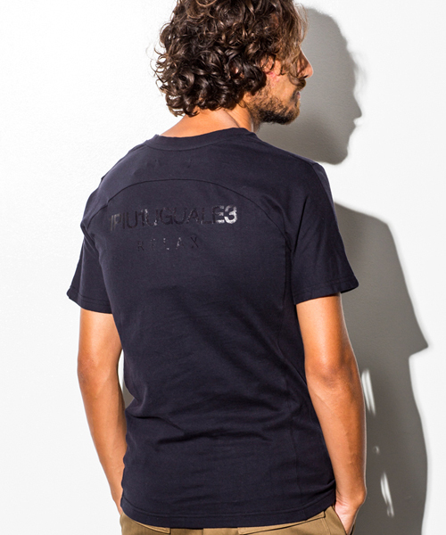 1PIU1UGUALE3  RELAX （ウノピゥウノウグァーレトレ リラックス）の「1PIU1UGUALE3 RELAX(ウノピゥウノウグァーレトレ)箔ロゴVネックTシャツ（Tシャツ/カットソー・メンズ・ネイビー/ホワイト/ブラック・LARGE/X-LARGE/SMALL/MEDIUM/XX-LARGE）」の3枚目の写真