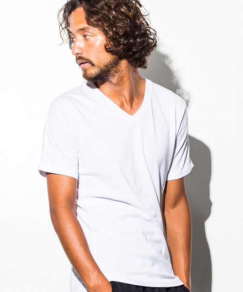 1PIU1UGUALE3  RELAX （ウノピゥウノウグァーレトレ リラックス）の「1PIU1UGUALE3 RELAX(ウノピゥウノウグァーレトレ)箔ロゴVネックTシャツ（Tシャツ/カットソー・メンズ・ネイビー/ホワイト/ブラック・LARGE/X-LARGE/SMALL/MEDIUM/XX-LARGE）」の2枚目の写真