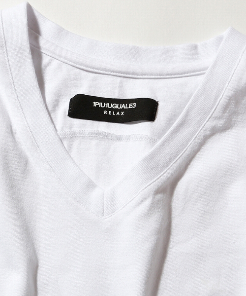 1PIU1UGUALE3  RELAX （ウノピゥウノウグァーレトレ リラックス）の「1PIU1UGUALE3 RELAX(ウノピゥウノウグァーレトレ)箔ロゴVネックTシャツ（Tシャツ/カットソー・メンズ・ネイビー/ホワイト/ブラック・LARGE/X-LARGE/SMALL/MEDIUM/XX-LARGE）」の6枚目の写真