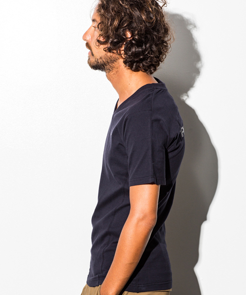 1PIU1UGUALE3  RELAX （ウノピゥウノウグァーレトレ リラックス）の「1PIU1UGUALE3 RELAX(ウノピゥウノウグァーレトレ)箔ロゴVネックTシャツ（Tシャツ/カットソー・メンズ・ネイビー/ホワイト/ブラック・LARGE/X-LARGE/SMALL/MEDIUM/XX-LARGE）」の7枚目の写真