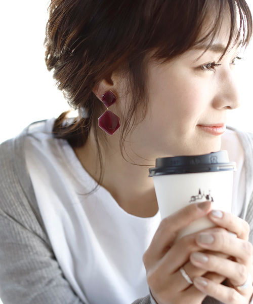 ANEMONE（アネモネ）の「ダブルヘキサゴンのつやつやイヤリング（イヤリング・レディース・ベージュ/ブラウン/ブルー/グリーン/ライトピンク/ライトブラウン/グレー/パープル/エメラルド・FREE）」の8枚目の写真