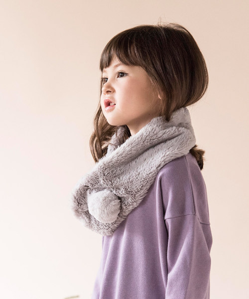 Catherine Cottage（キャサリンコテージ）の「うさぎのしっぽフェイクファーマフラー（マフラー・キッズ・ホワイト/ベージュ/ネイビー/グレー/レッド/ブルー/ミント/ベビーピンク/ライラック/スモークピンク/ピンク系その他・FREE）」の3枚目の写真