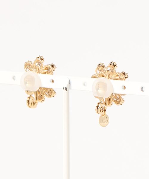 MAYGLOBE（メイグローブ）の「MAYGLOBE Veil / フラワーモチーフイヤリング（イヤリング・レディース・シルバー/ゴールド・FREE）」の3枚目の写真