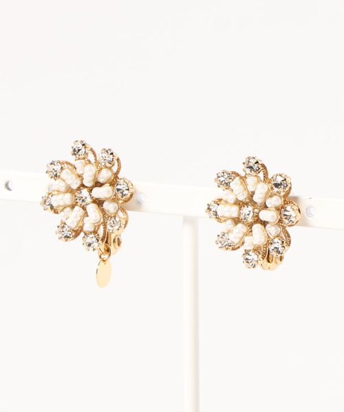 MAYGLOBE（メイグローブ）の「MAYGLOBE Veil / フラワーモチーフイヤリング（イヤリング・レディース・シルバー/ゴールド・FREE）」の4枚目の写真